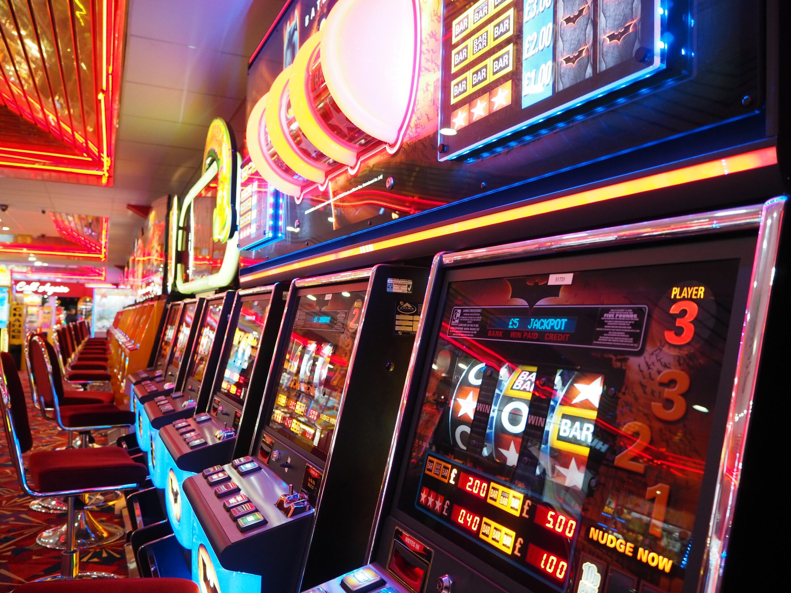 découvrez tout ce qu'il faut savoir sur la volatilité des machines à sous : son impact sur les gains, les stratégies de jeu et le choix de la machine idéale pour votre profil de joueur.