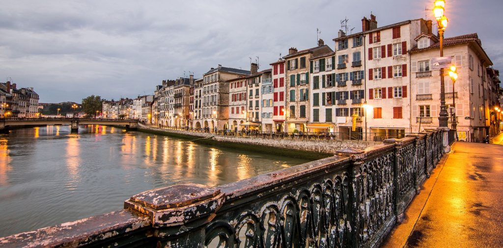 découvrez le guide complet du casino de bayonne : jeux proposés, horaires, services, bons plans et conseils pour vivre une expérience inoubliable dans l’un des établissements emblématiques du pays basque.