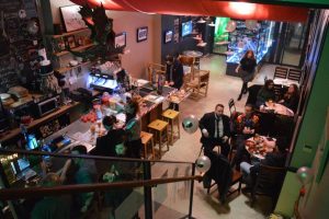 découvrez notre sélection des meilleurs bars à jeux à lille, où convivialité et amusement se rencontrent pour des soirées inoubliables entre amis.