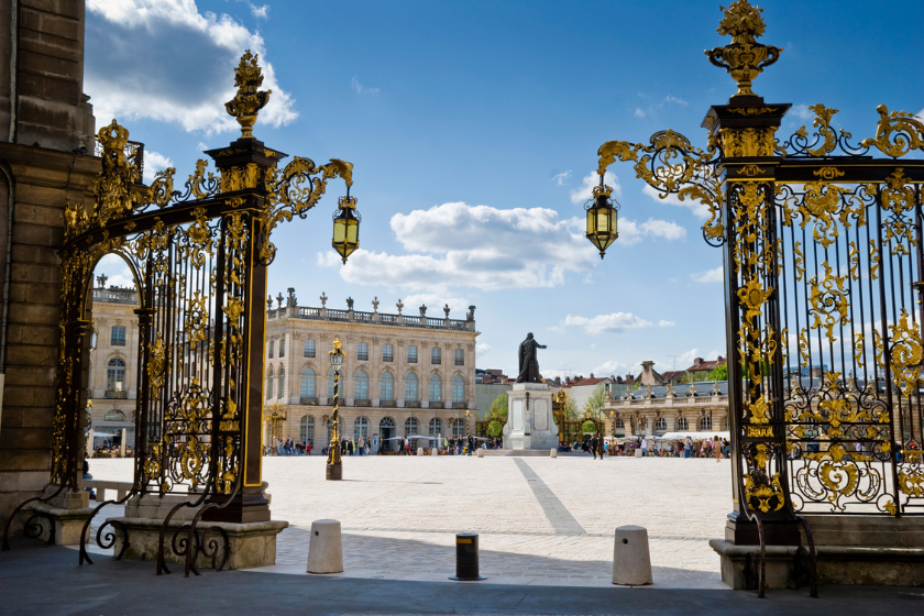 découvrez les palaces incontournables en france, alliant luxe, histoire et élégance pour un séjour mémorable.